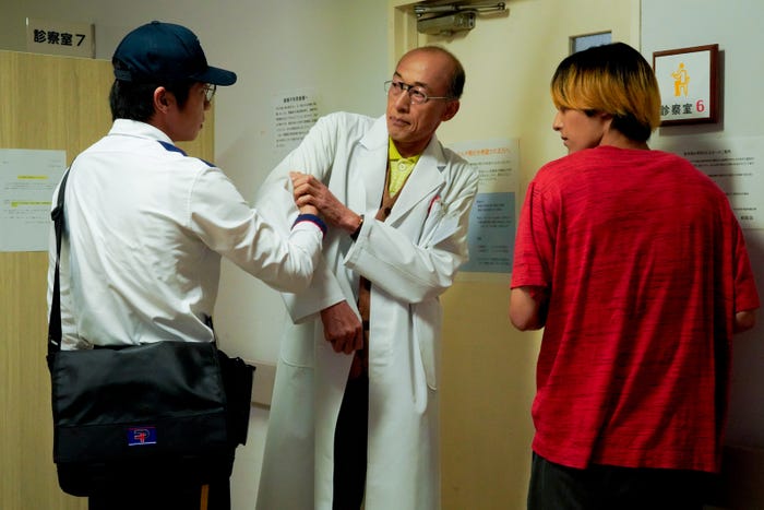 田中圭、酒向芳、阿佐辰美「ブラックポストマン」第5話より(C)テレビ東京