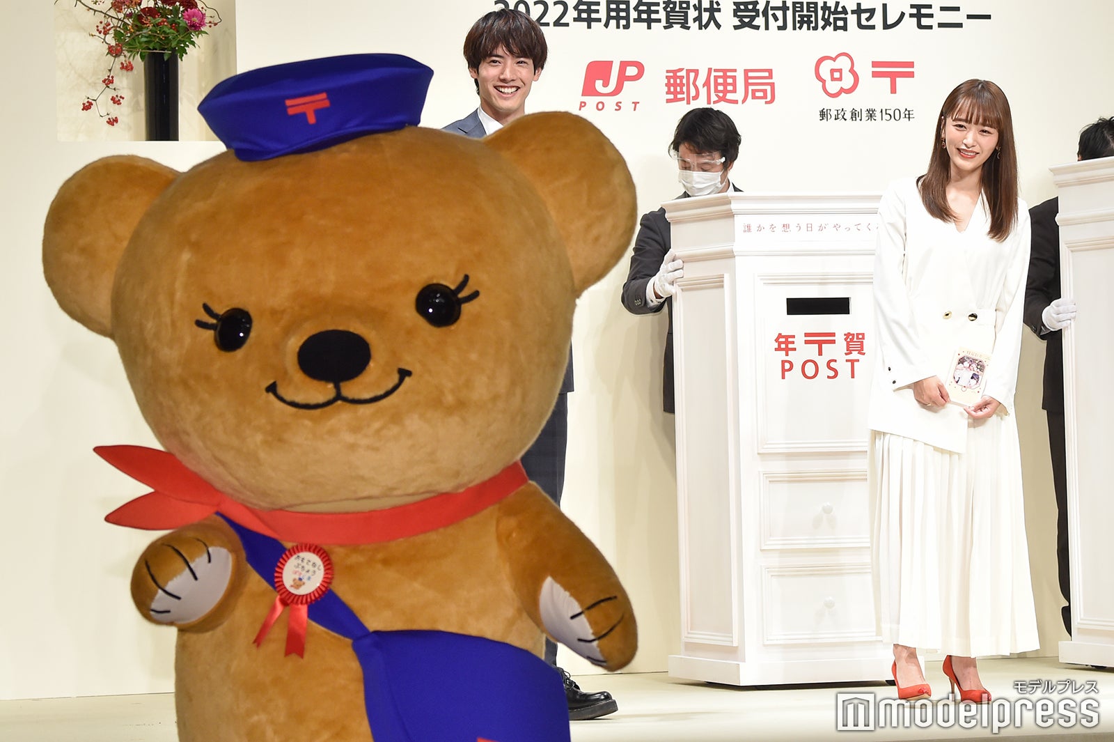 ぽすくまを見送る赤楚衛二、近藤千尋（C）モデルプレス