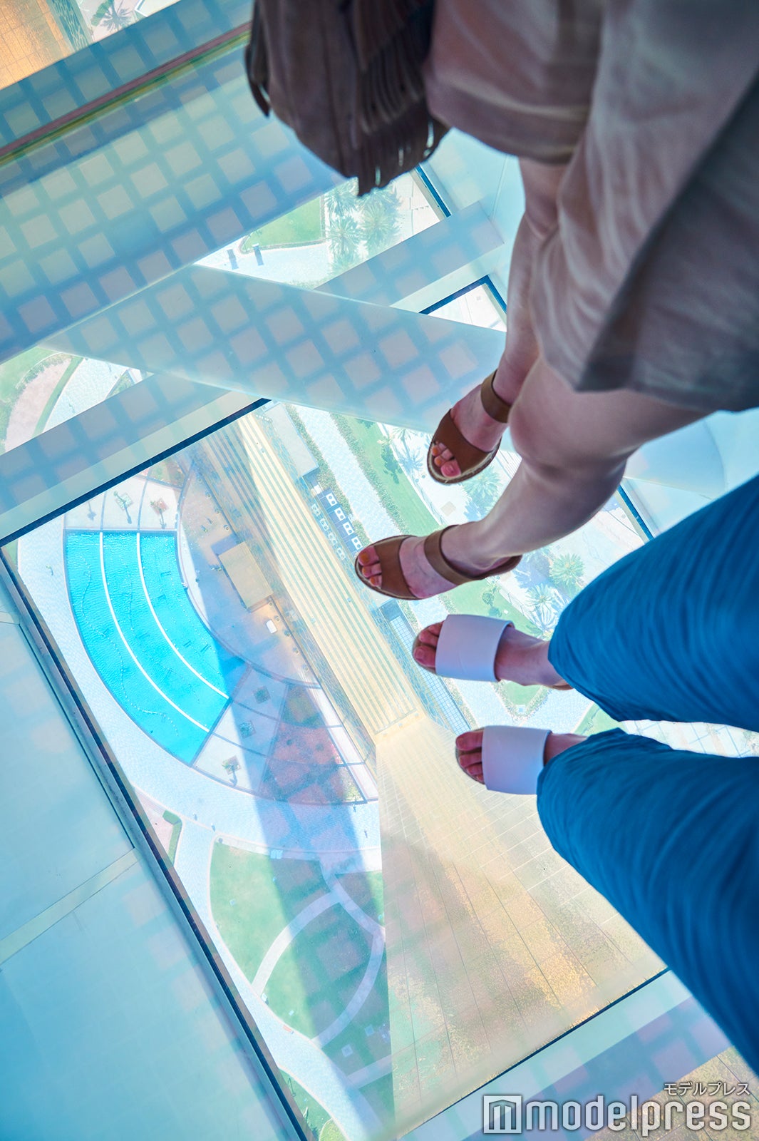 ガラス張りの床に思わず足がすくむかも（C)モデルプレス