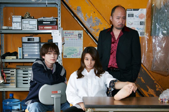 高橋メアリージュン、宮世琉弥、マキタスポーツ (C)2022 真鍋昌平・山崎童々・小学館/ドラマ「闇金サイハラさん」製作委員会・MBS 監督:山口雅俊 土岐洋介