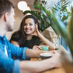 男性に気を持たせて告白させる 男心を上手に焦らす女性の言動とは モデルプレス