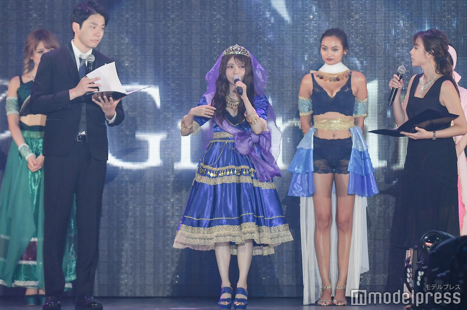 トーク中の様子 （C）モデルプレス