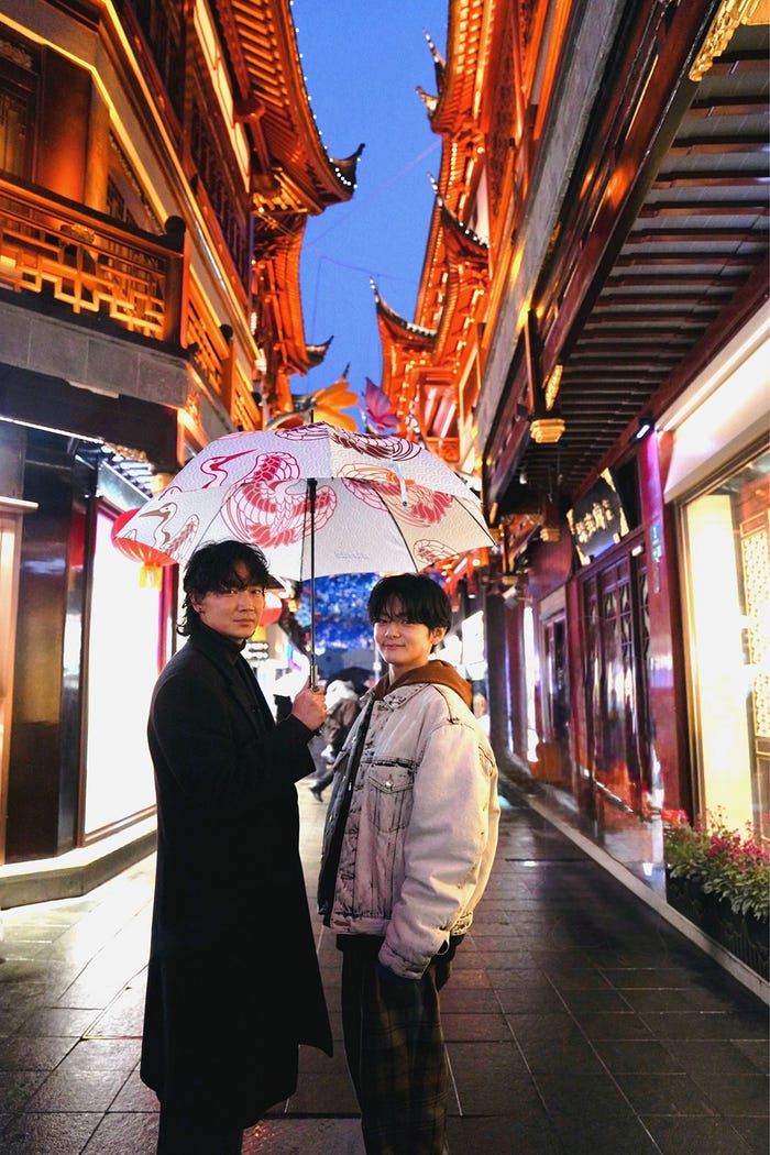 綾野剛、齋藤潤/上海観光ショット『カラオケ行こ!』Blu-ray&DVD発売中発売・販売:KADOKAWA(C)2024『カラオケ行こ!』製作委員会