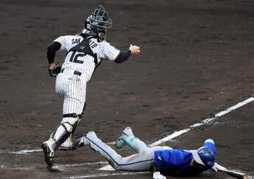 阪神が絶体絶命の大ピンチ凌ぐ！甲子園が大歓声 無死二、三塁から佐藤輝の好プレー→スクイズ外し DeNAは悪夢の無得点