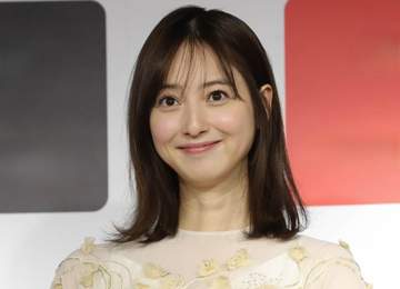 佐々木希 ルイ・ヴィトンの秋コーデに「神々しい美しさ♥」「可愛すぎる」「小顔だから似合う」バッグも