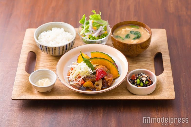 日替わり定食880円（税込み）／画像提供：エスエルディー