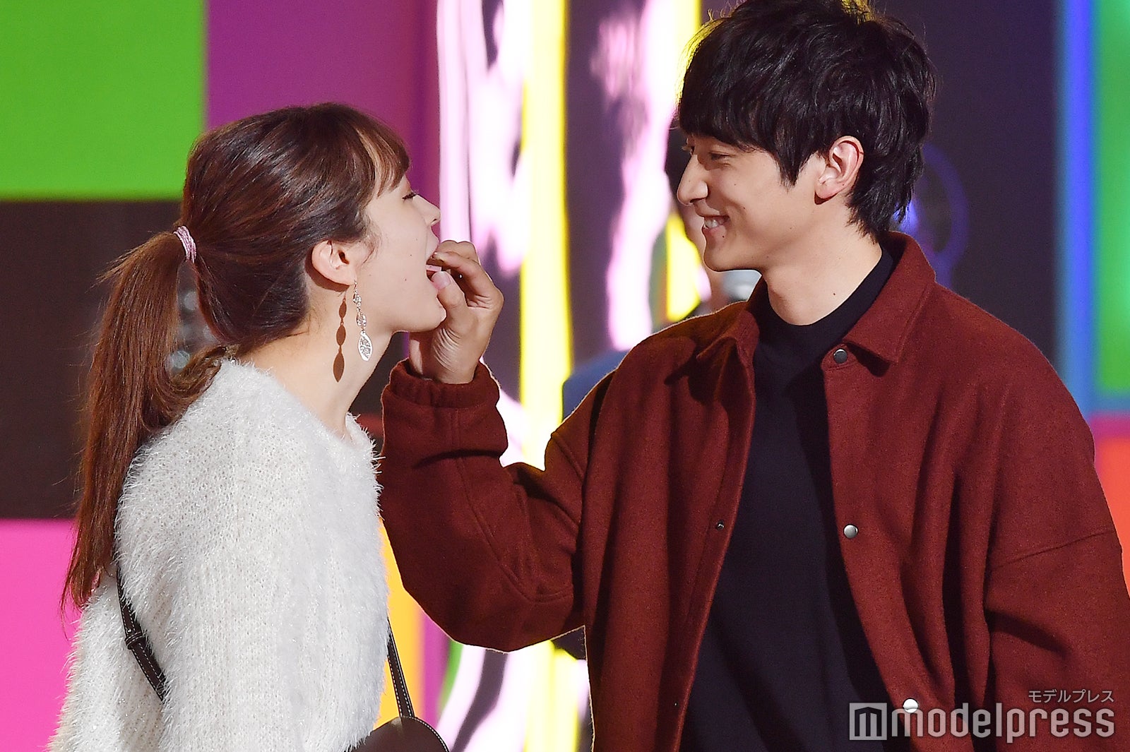 藤井サチに“あーん”をする小関裕太 （C）モデルプレス