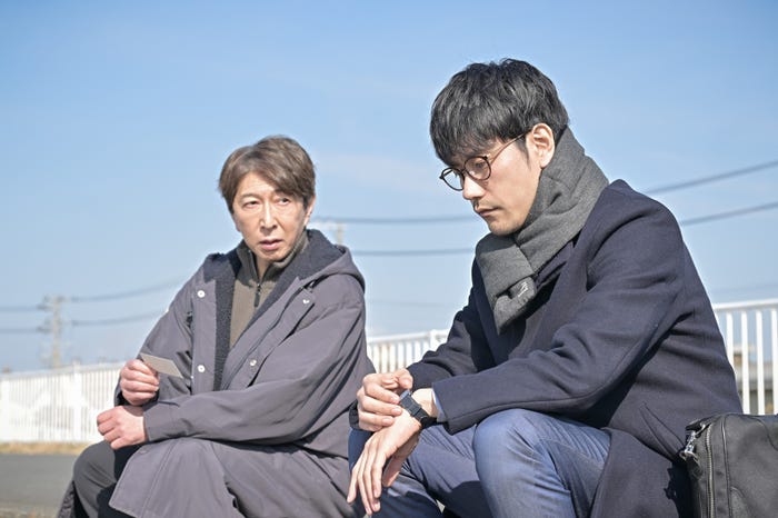 篠井英介、松山ケンイチ「クジャクのダンス、誰が見た?」(C)TBS