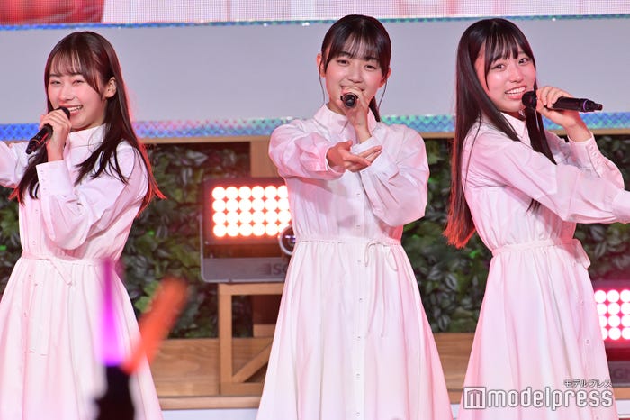 石塚瑶季、平尾帆夏、岸帆夏(C)モデルプレス