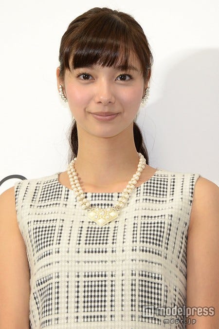 新川優愛、美脚あらわな冬のドレスアップスタイルを披露【モデルプレス】