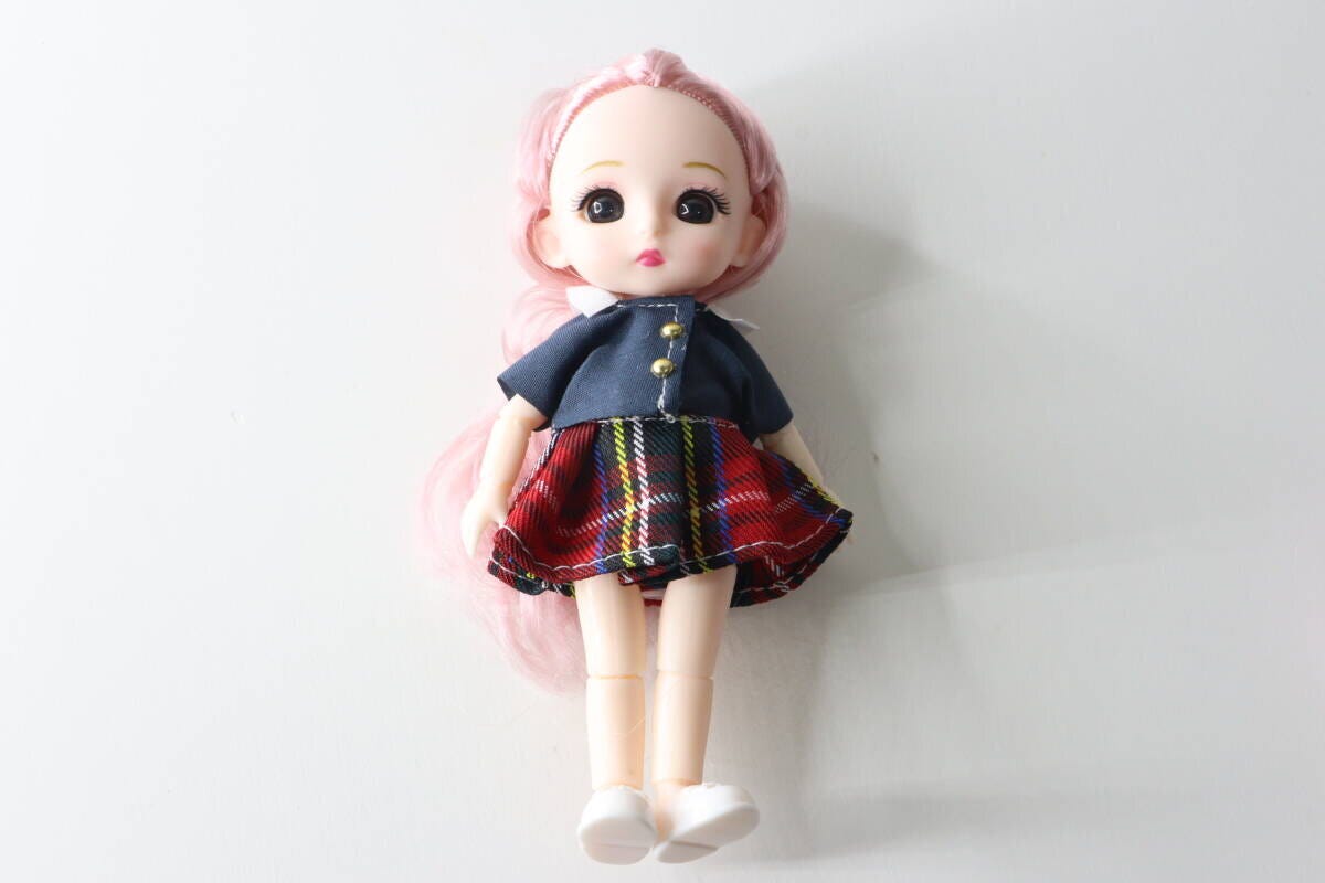 チェック柄スカートと紺色トップスを着たルルちゃんの全身
