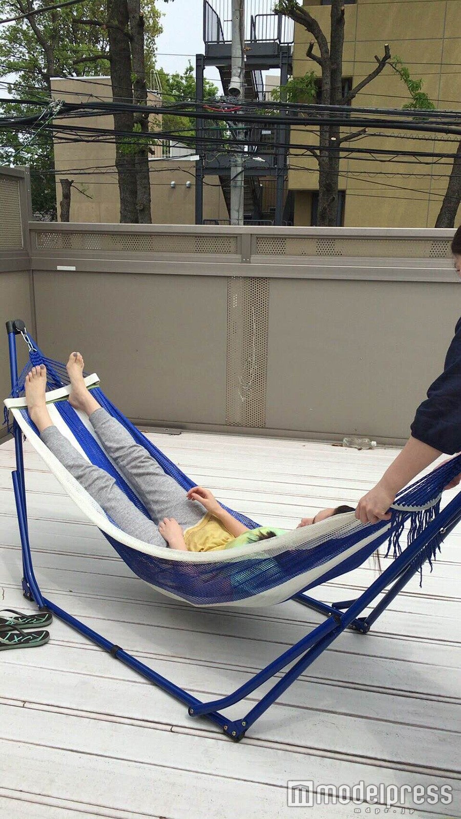 ハンモックに揺られる筧美和子／プライベートでの一コマを紹介