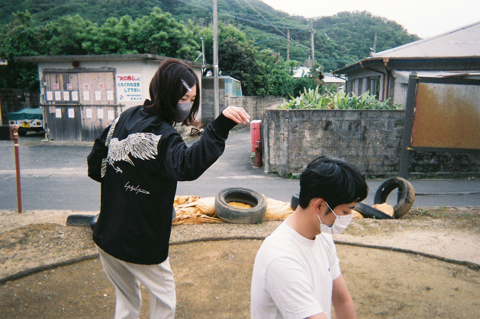 生駒里奈、平岡祐太（C）2023『忌怪島／きかいじま』製作委員会