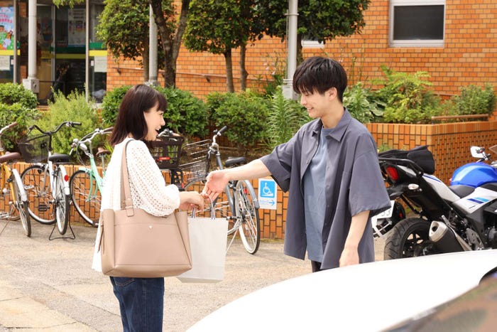 奈緒、岩田剛典「あなたがしてくれなくても」最終話より(C)フジテレビ