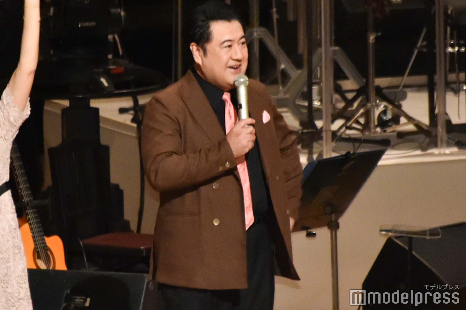 MCの小手伸也（C）モデルプレス