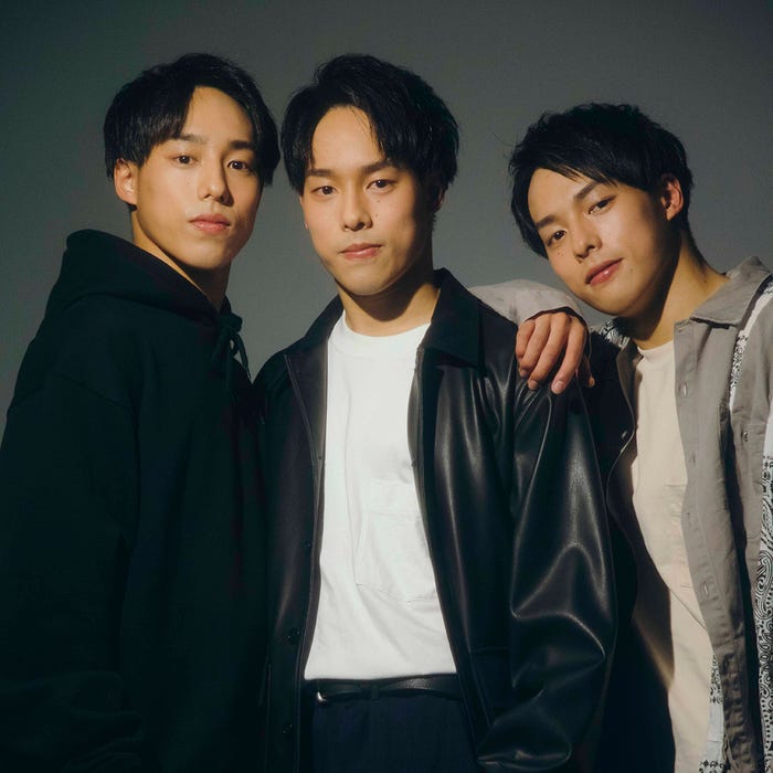 佐藤三兄弟(左から:綾人、颯人、嘉人) (C)モデルプレス