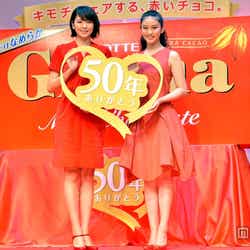 ロッテ ガーナ「チョコ開き 宣言セレモニーに出席した長澤まさみ(左)と武井咲(右)