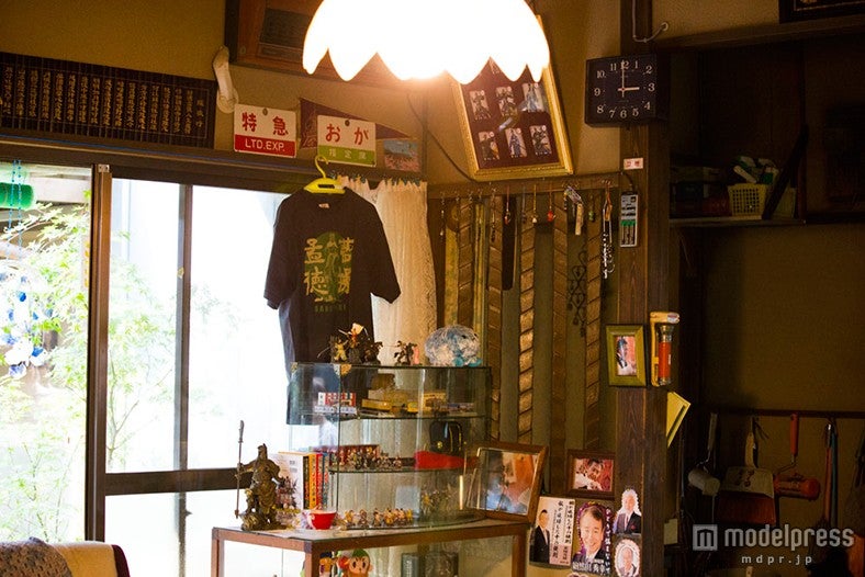 鉄道グッズ、ショウケースには三国志のフィギュア、クラゲのぬいぐるみ、枯れたおじさんの写真…