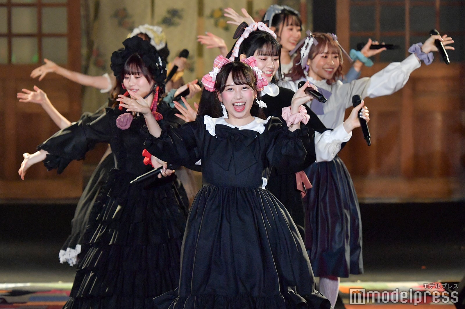 TikTokで話題・FRUITS ZIPPER、ロリータ姿で初の全員ランウェイ 神社舞台にキュートなステージ＜BISHU COLLECTION＞