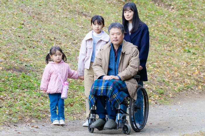 田村海夏、白山乃愛、田中哲司、菅野美穂「ゆりあ先生の赤い糸」第8話より(C)テレビ朝日