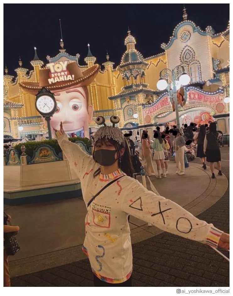 吉川愛、“手描きロンT”着用でディズニーシー満喫「軟骨ピアス開けた？」の声も