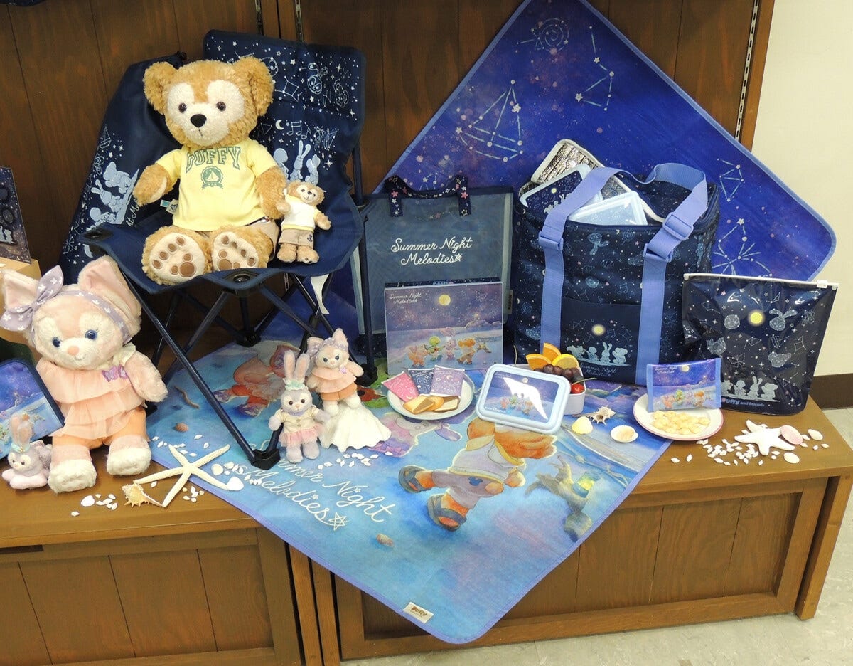 ぬいぐるみコスチューム 各5400円（ぬいぐるみは別）、ぬいぐるみバッジ 各2400円、ランチバッグ 3600円、ピクニックシート 4800円など