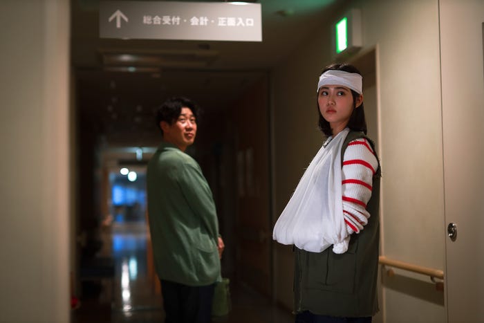 (右)原菜乃華「泥濘の食卓」第6話より(C)テレビ朝日