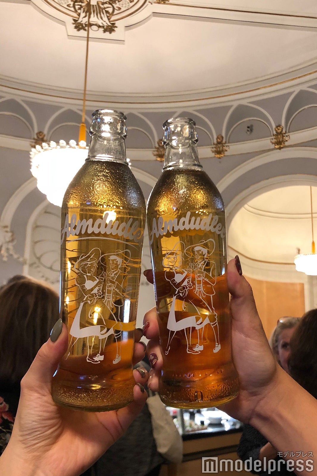 劇の途中で小休止を挟みコーヒーやアルコールを楽しむ（C）モデルプレス