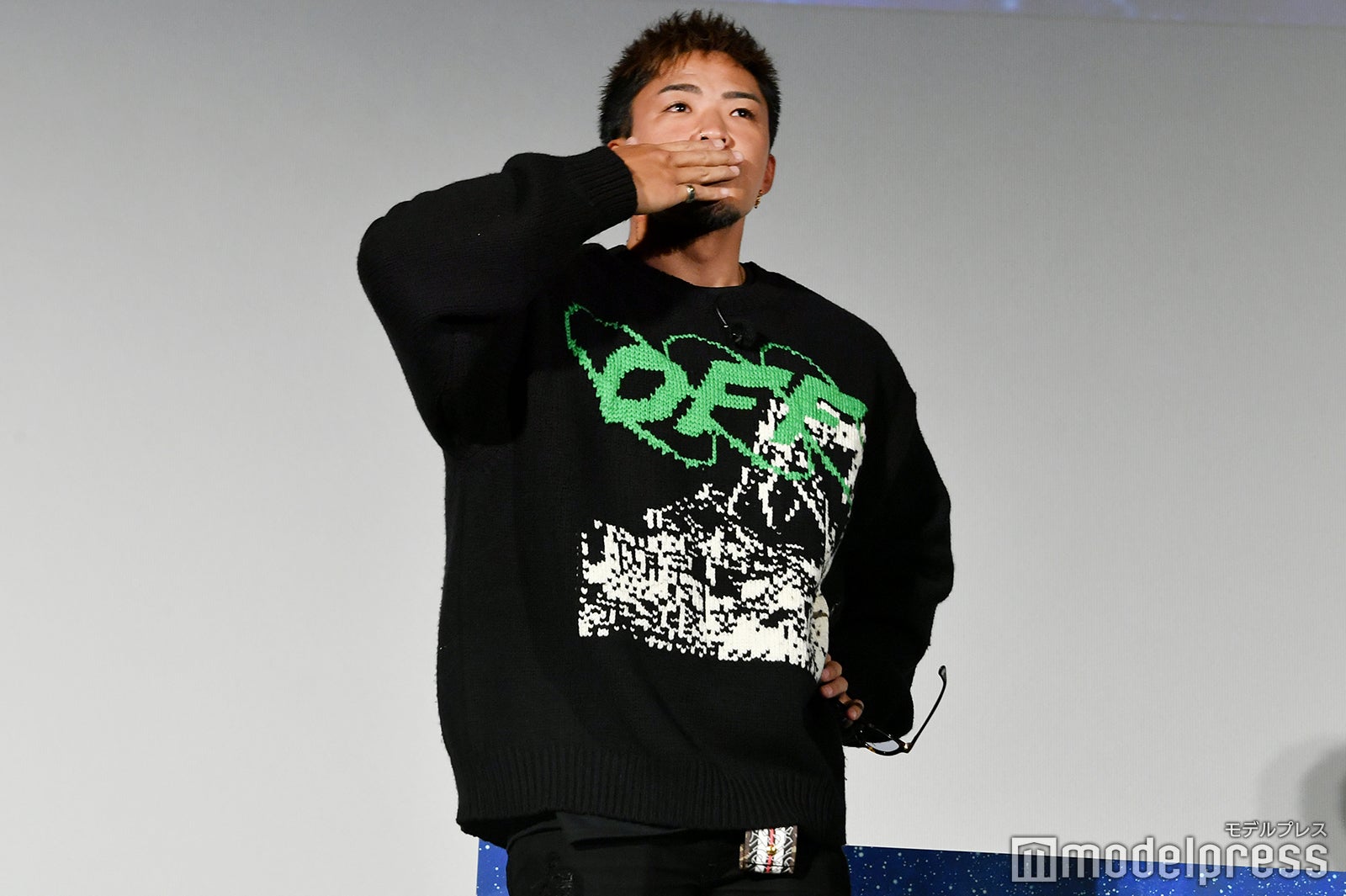 投げキスをしながら降壇する数原龍友（C）モデルプレス