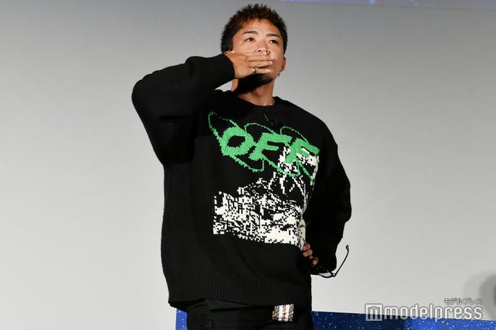 投げキスをしながら降壇する数原龍友(C)モデルプレス