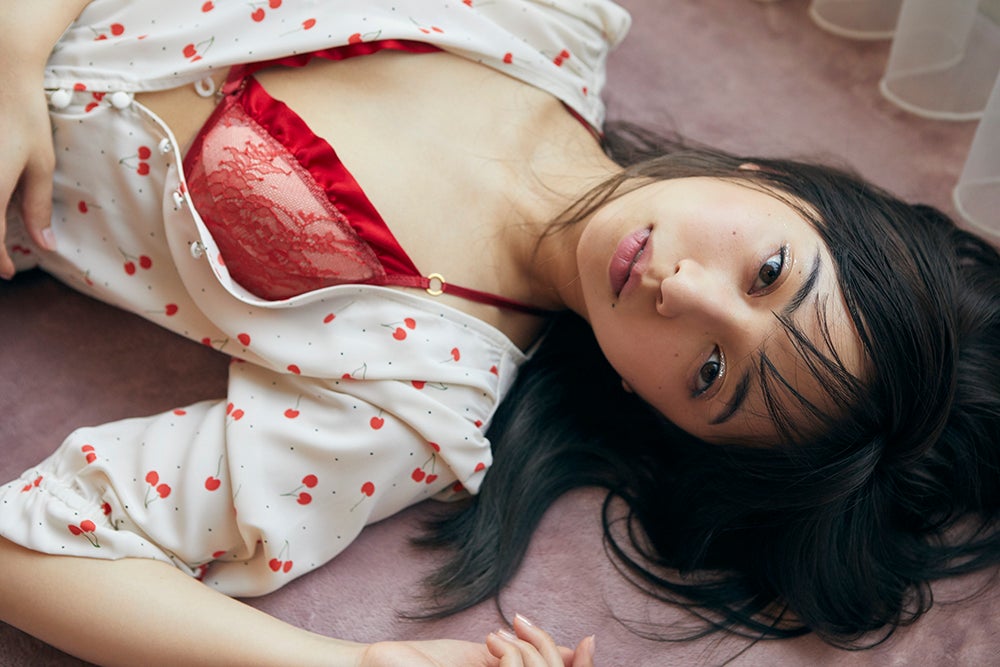 小宮有紗、初のランジェリー姿解禁「幻想的でオシャレに撮ってもらった」＜io＞