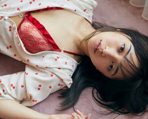 小宮有紗、初のランジェリー姿解禁「幻想的でオシャレに撮ってもらった」<io>