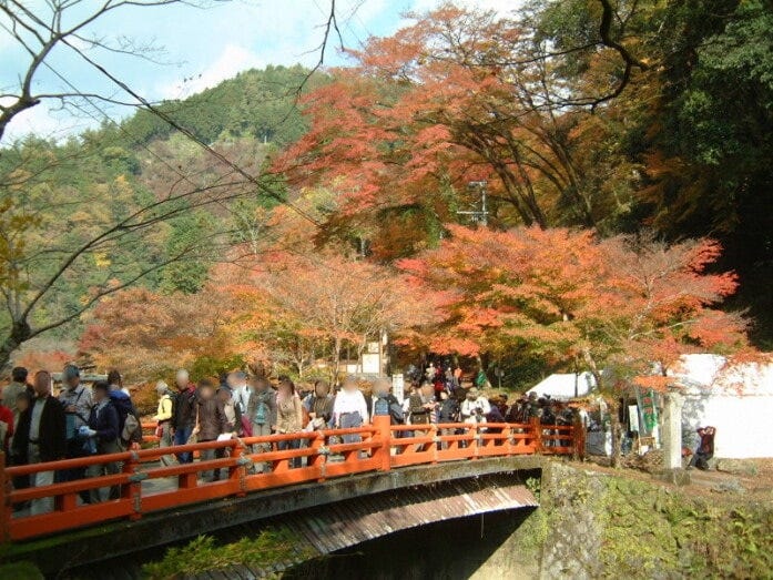 神護寺へのアプローチとなる高雄橋（2004年11月21日撮影）