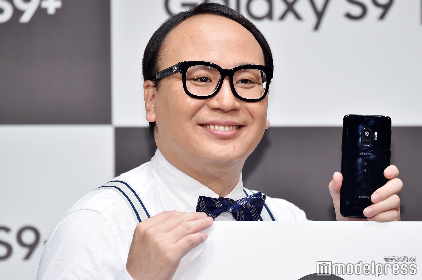 内田理央　PR タペストリー 内田理央「弱音マンな私、失敗は食べて忘れます」 : 読売新聞
