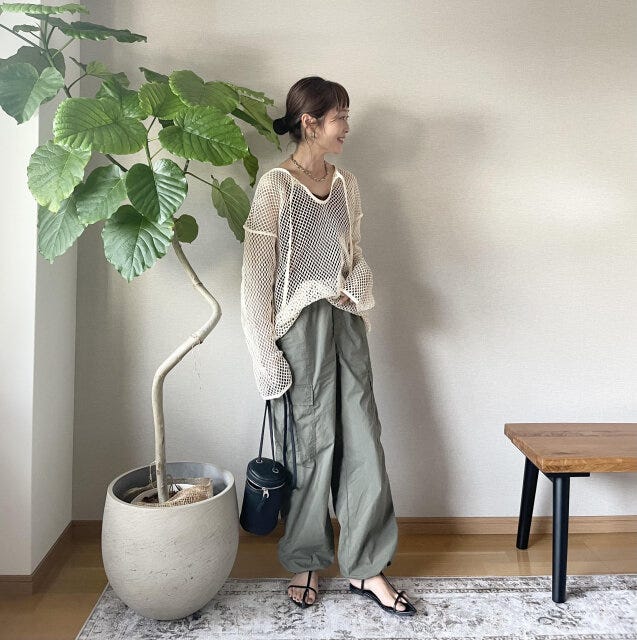 イージーカーゴパンツ　ニット　コーデ