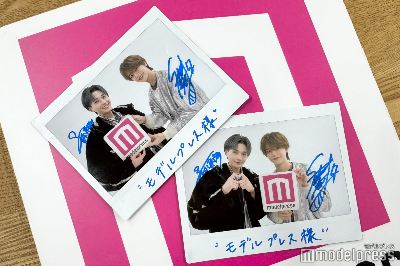 チェキ撮影で「M」ポーズを決める八木勇征（C）モデルプレス