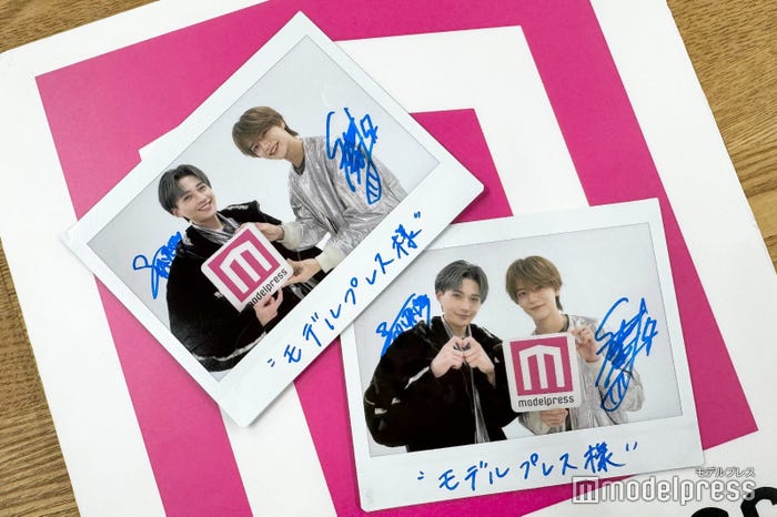 チェキ撮影で「M」ポーズを決める八木勇征(C)モデルプレス