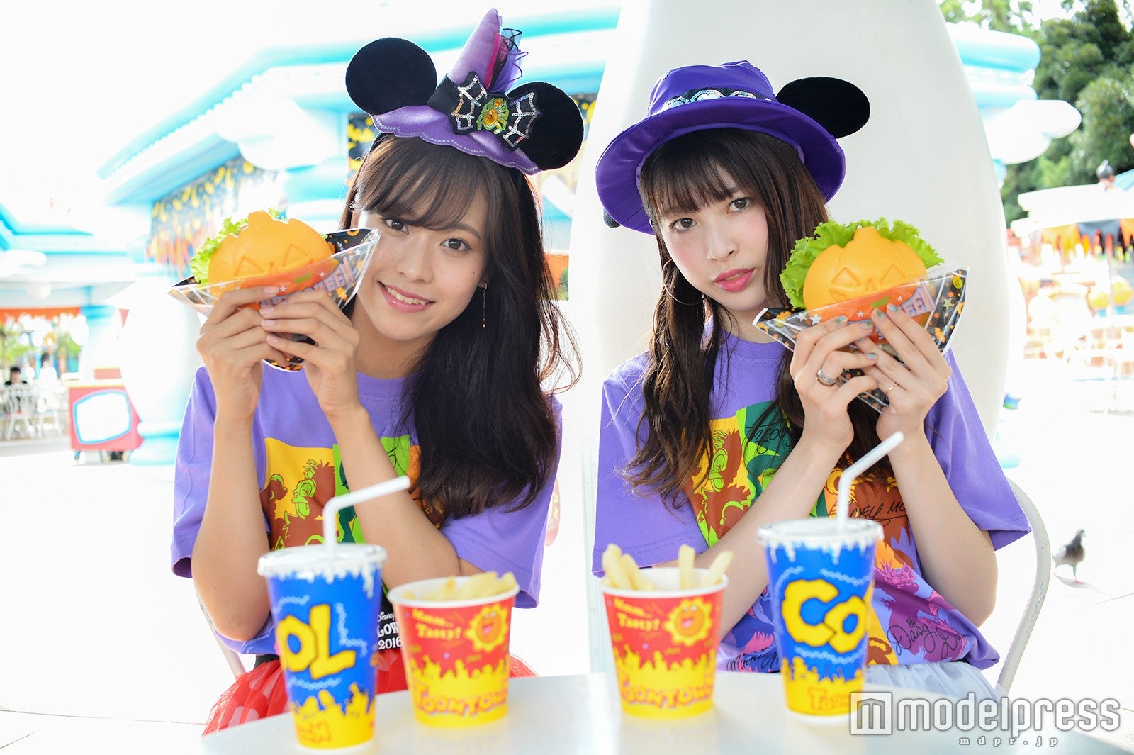 「ヒューイ・デューイ・ルーイのグッドタイム・カフェ」スペシャルセット／モデル：山本沙樹（左）、田方萌子（右）／（C）モデルプレス