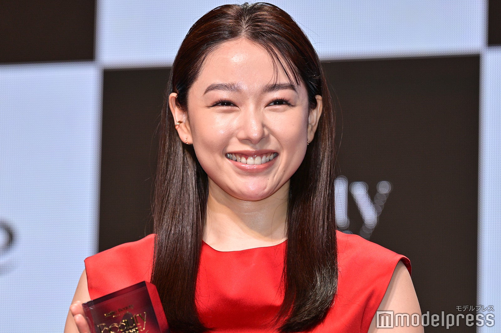 桜井日奈子、10年ロングヘアキープで「ヘア部門」受賞 真っ赤なスリット入りドレスから美脚も