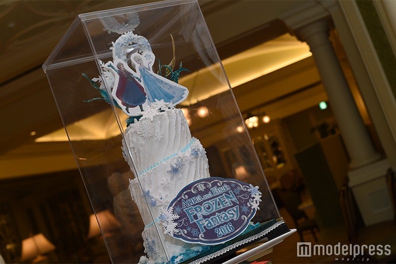 アナとエルサのオブジェ（C）モデルプレス