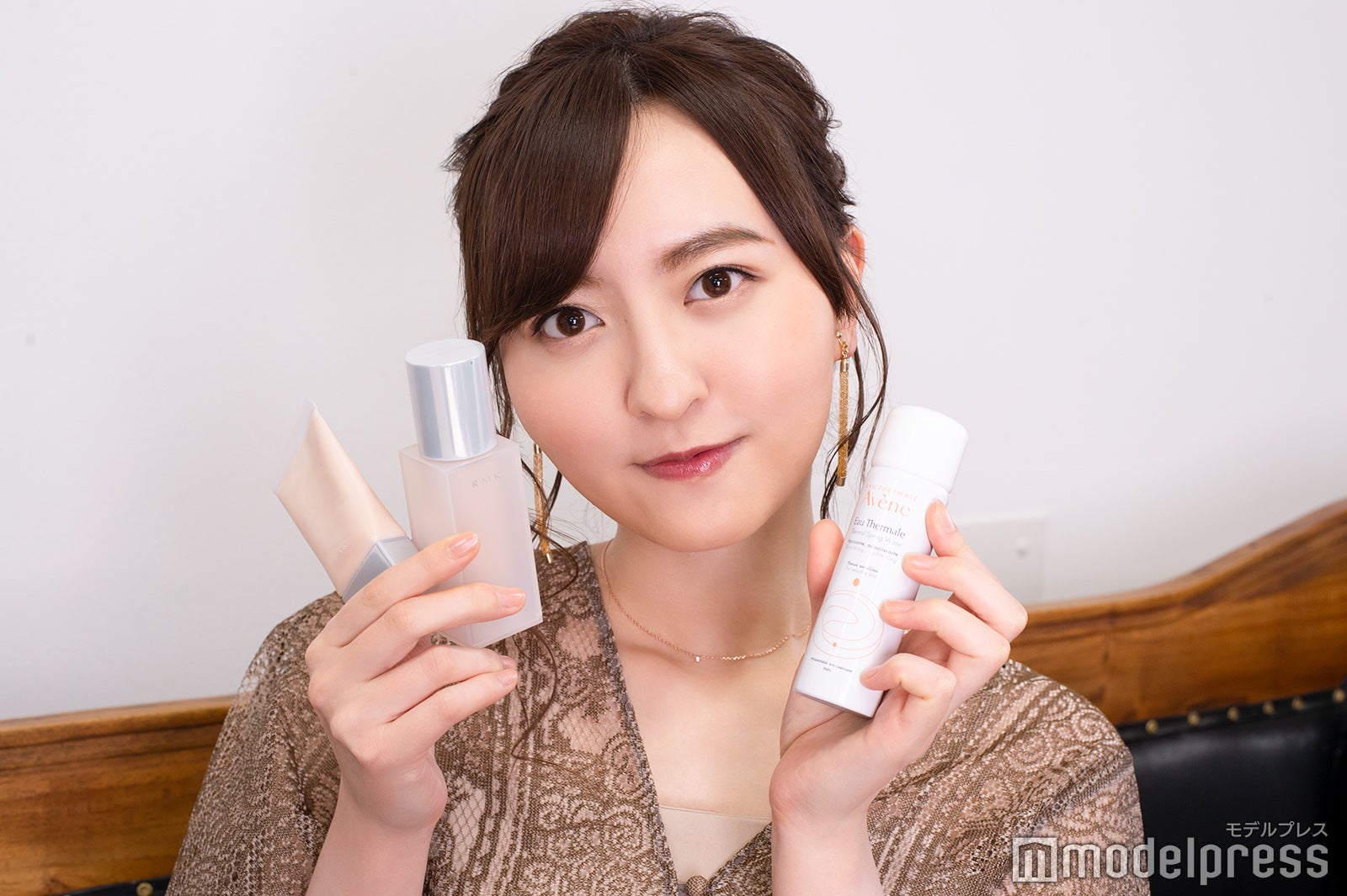 アヴェンヌウォーターとRMKのベースで土台作り（C）モデルプレス