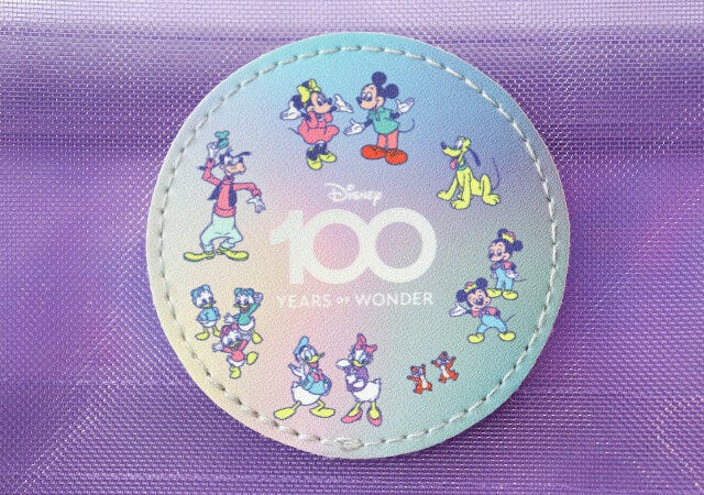 ディズニー100 多機能ポーチ ムック本 ムック 付録 人気 おすすめ オススメ 宝島社 宝島 レビュー 便利 優秀 当たり 最高 2023 ディズニー100 多機能ポーチ ポーチ タグ ロゴ