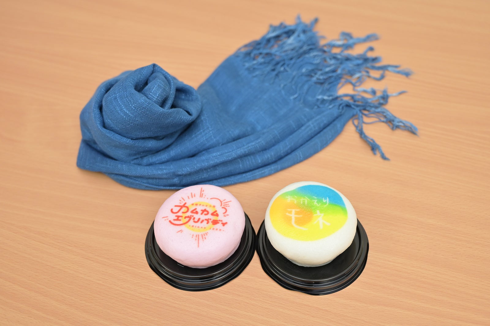 手作りのインディゴのストール＆御菓子司「たちばな」の特製紅白まんじゅう（C）NHK