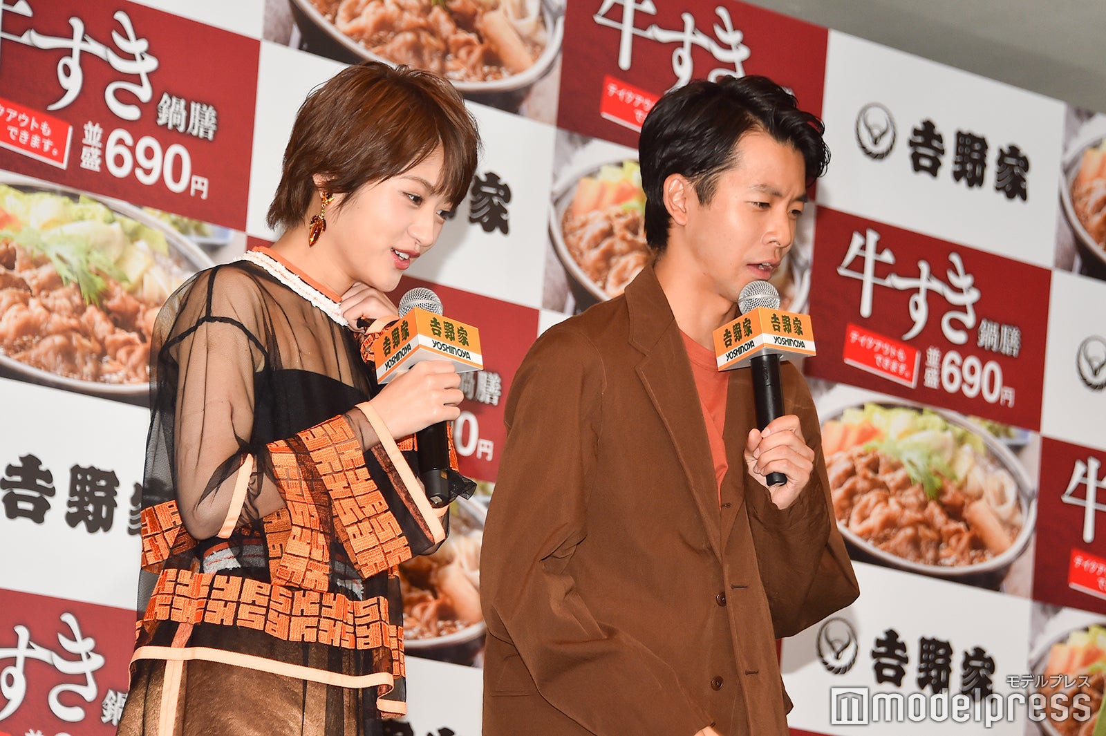 監督のカミングアウトに驚く若月佑美、太賀（C）モデルプレス