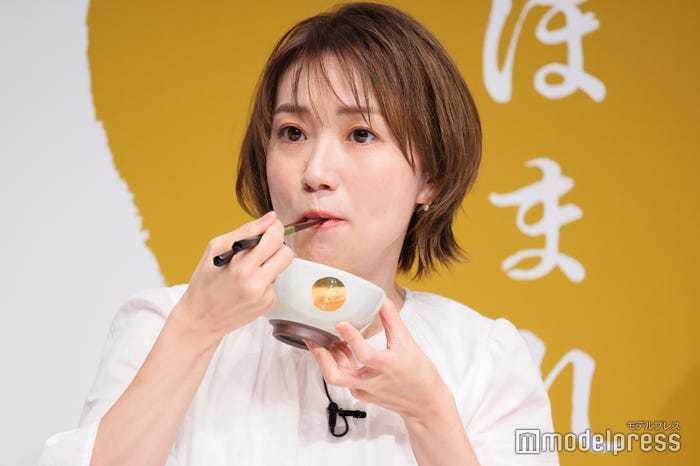 実食する大島優子(C)モデルプレス