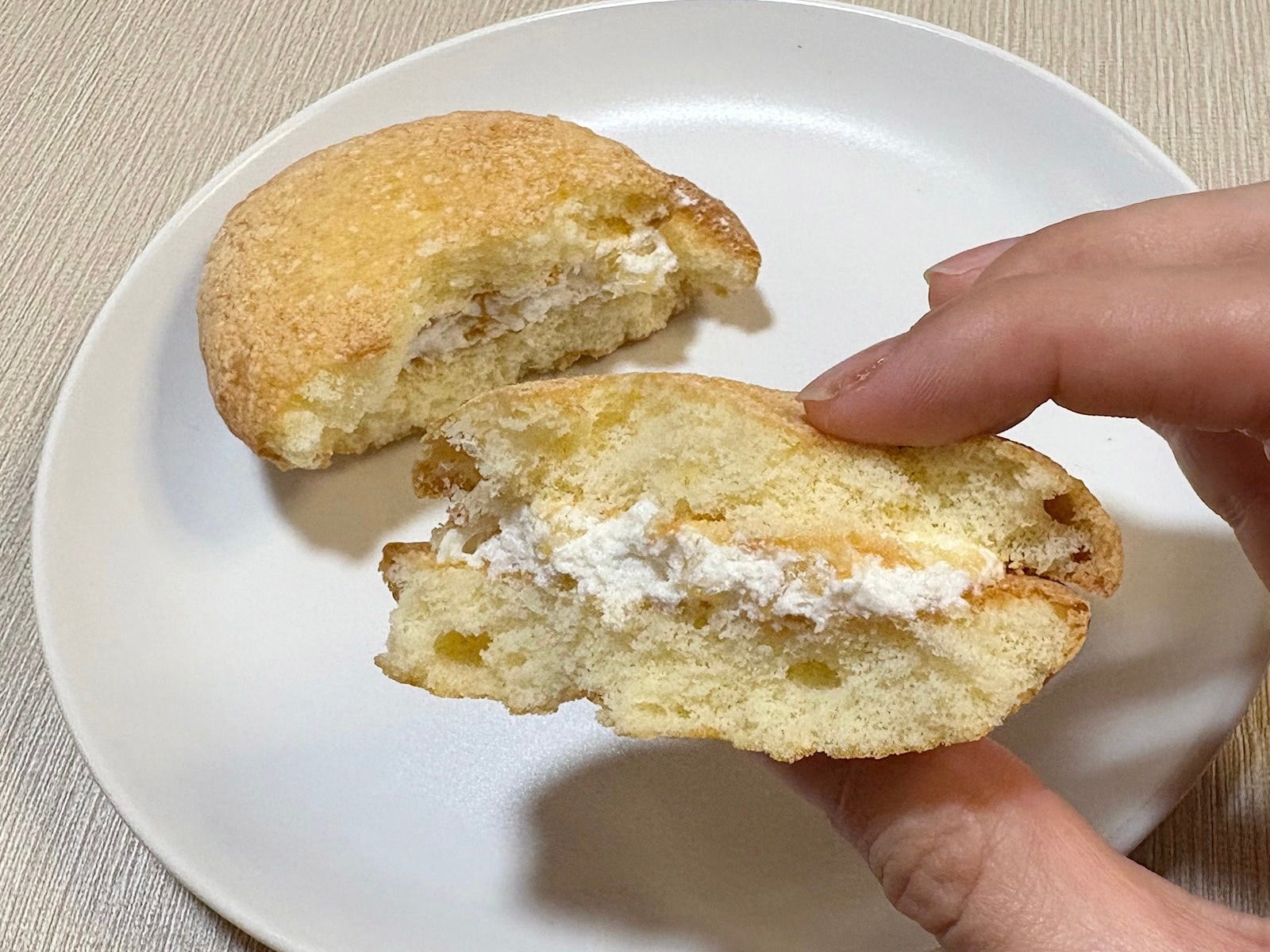 食べた瞬間に爽やかなレモンの風味が! レモンの皮が入っていることでスッキリとした後味に
