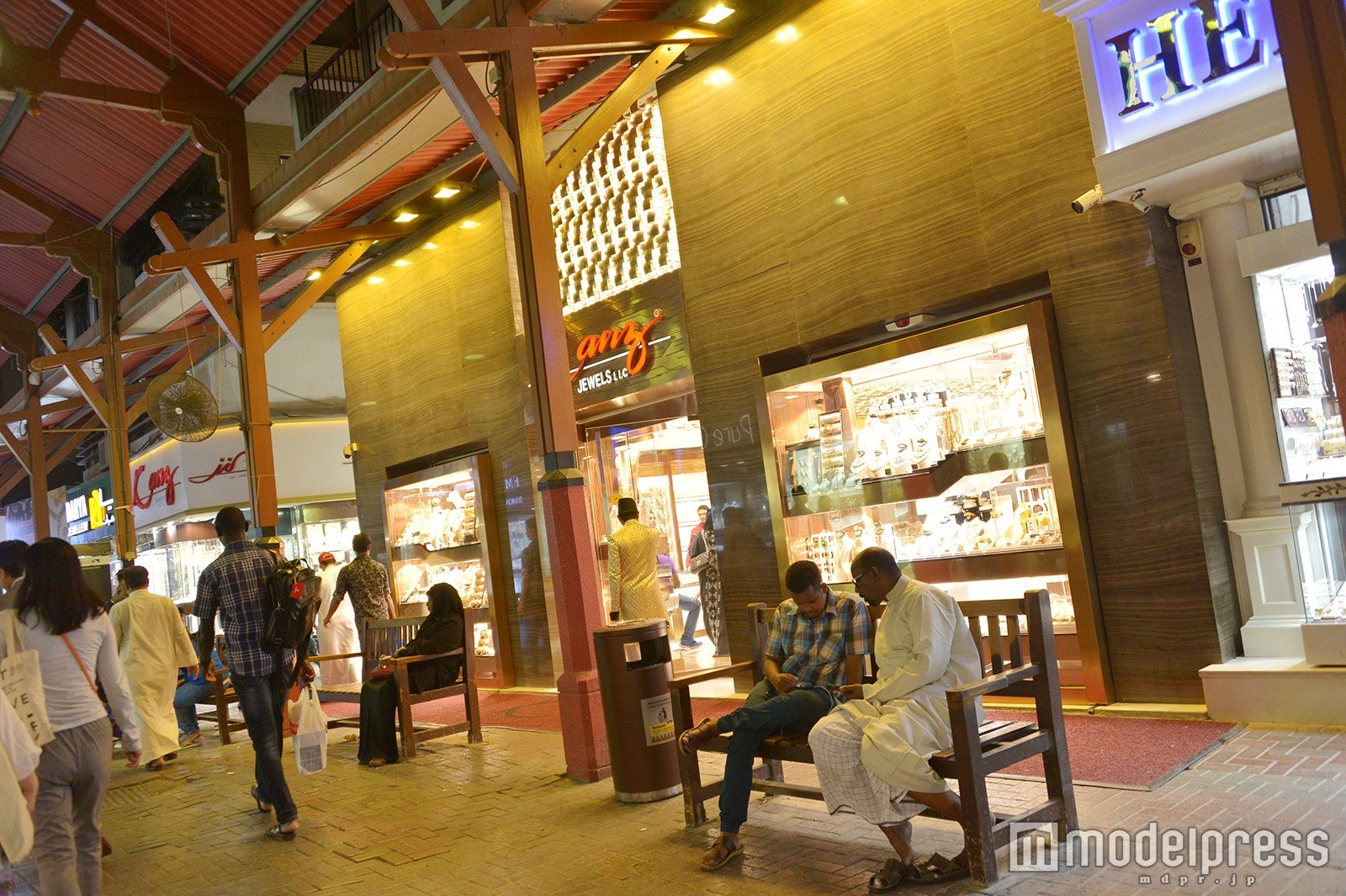 ゴールド・スーク（C）モデルプレス