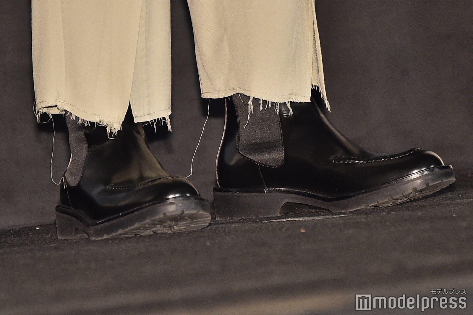 切りっぱなしデザインがおしゃれ！／千葉雄大の足元 （C）モデルプレス
