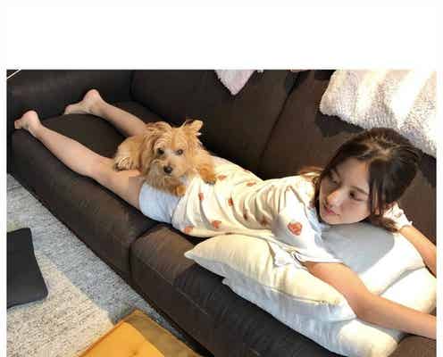 真野恵里菜「旦那さんが撮ったの?」生足あらわなリラックスショットに注目集まる