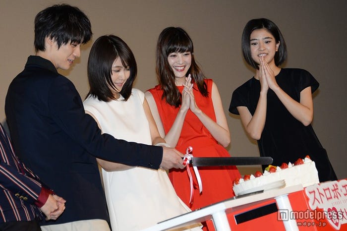 福士蒼汰(左)と有村架純(左から2番目)がケーキ入刀